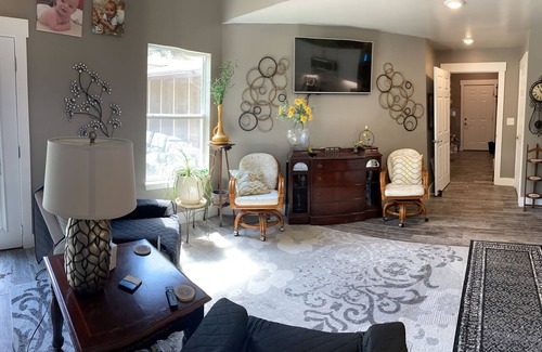 Jefferson Apartment | Near Downtown - Private 1 Bedroom Full Living and Kitchen Space