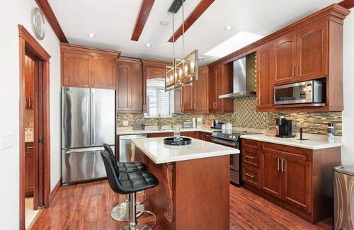 Fraserview House | Near DT Vancouver | King Bed | The Opulence