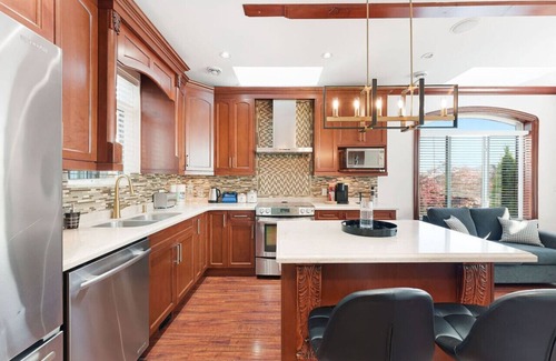 Fraserview House | Near DT Vancouver | King Bed | The Opulence
