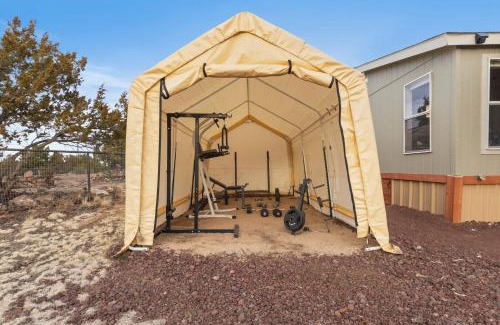 Williams House | Near Gc Train-1acre-gym-king-parking-kitchen-wifi