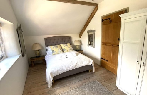 Catcott Cottage | NEAR GLASTONBURY IN VILLAGE, SKY TV, FIBRE INTERNET, 3 BEDS, 2 BATH, SHOP 2 MINS