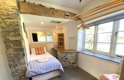 Catcott Cottage | NEAR GLASTONBURY IN VILLAGE, SKY TV, FIBRE INTERNET, 3 BEDS, 2 BATH, SHOP 2 MINS