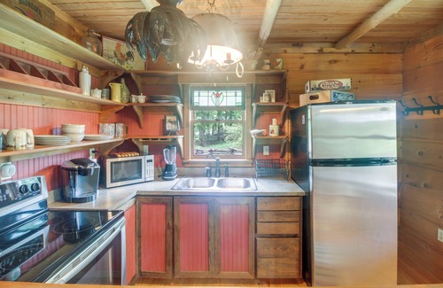 Vale Apartment | Near Hiking: Studio w/Fire Pit in Lawndale!