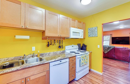 Hyde Park Apartment | Near Historic Sites: Bright Hyde Park Guest Suite