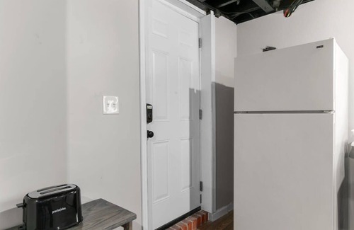 New Castle House | Near Hospital&Dining-Beds on Broadmoor- Both Units