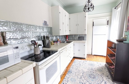 North Chattanooga Apartment | Near Hospitals 800 sqft NaTuRaL LiGhT Hardwood floors quiet safe neighborhood