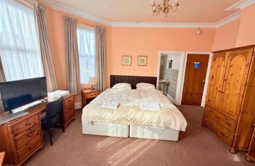 Beeston Hotel | Near Hylands hotel family room for 3