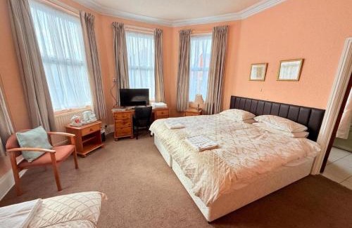 Beeston Hotel | Near Hylands hotel family room for 3