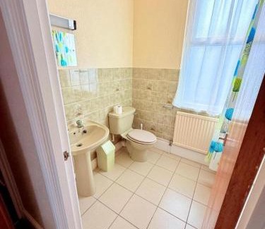 Beeston Hotel | Near Hylands hotel family room for 3