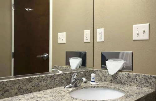 White Hall Hotel | Near I-79 for Easy Transit | 2 Budget Stays w/Free Parking