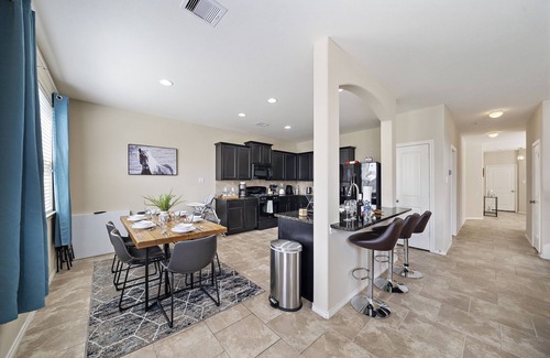 Houston House | Near IAH Houston Home | Yard BBQ Games Wi-Fi Pets