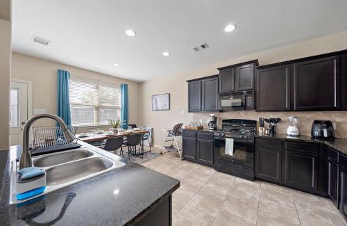 Houston House | Near Iah Houston Home Yard Bbq Games Wi-fi Pets