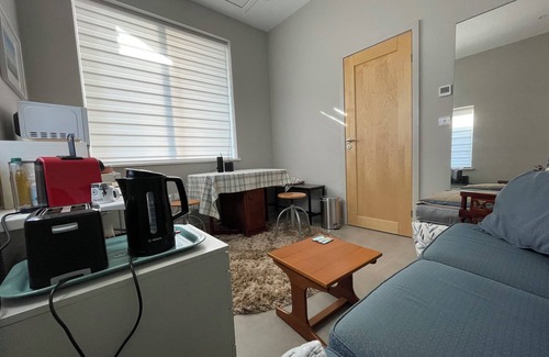 Caterham Apartment | Near junction 6 M25, Gatwick Airport M23, London zone 6, next to Caterham School