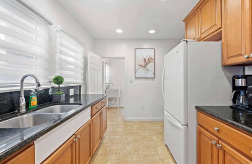 San Gabriel Apartment | Near LA Cozy Home With Full Kitchen & Laundry