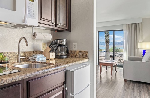 Lake Havasu City Resort | Near Lake Havasu, 1BR w/Whirlpool Tub at Top-Rated Resort, Pool & FREE WIFI