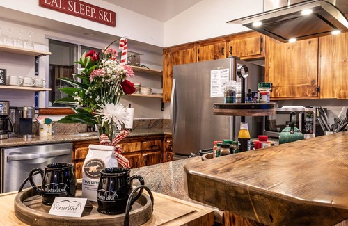 Fox Farm Cabin | Near Lake & Village - Gorgeous! ❤️ Fenced Spa EV Fire pit Ping Pong