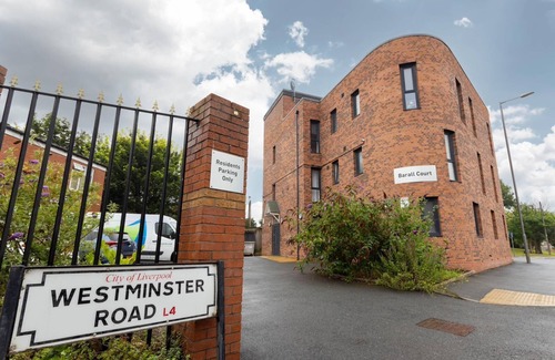 Kirkdale Apartment | Near LFC & Stadiums | W/M | Off-Street Parking