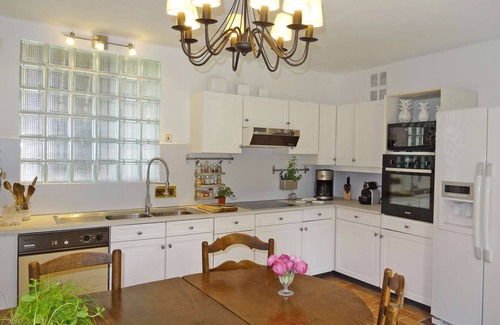Puyvert House | Near Lourmarin – A character village property – Sleeps 10 to 12