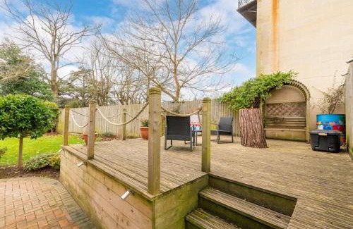 Upper Town House | Near Major Attractions | Comfortable | TV