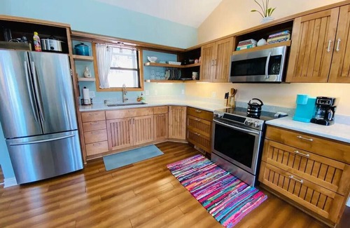 Holiday Island Apartment | Near Marina, Kitchen, FAST WiFi, Hiking near by!