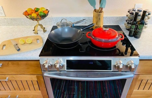 Holiday Island Apartment | Near Marina, Kitchen, FAST WiFi, Hiking near by!