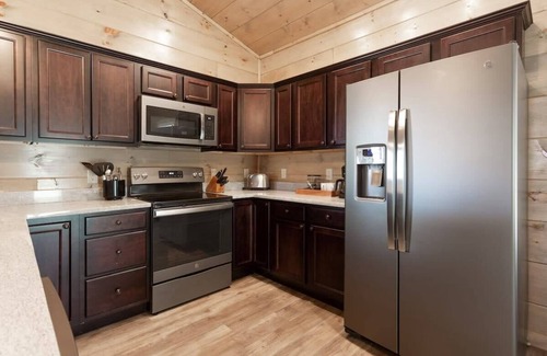 Pigeon Forge Cabin | Near Middle Of Pigeon Forge Parkway/Hot Tub/New