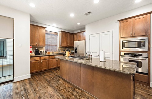 East Downtown Houston House | Near Midtown + Downtown | Games WiFi Balcony Pets