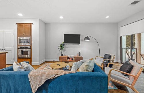 East Downtown Houston House | Near Midtown + Downtown | Games WiFi Balcony Pets
