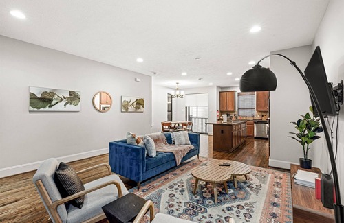 East Downtown Houston House | Near Midtown + Downtown | Games WiFi Balcony Pets