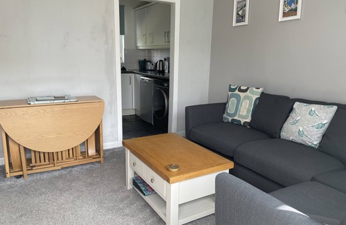 Mumbles Ski Chalet | Near Mumbles Cricket Club | Sleeps 4 | Coastal path | Beaches | Parking | WiFi