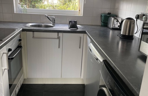Mumbles Ski Chalet | Near Mumbles Cricket Club | Sleeps 4 | Coastal path | Beaches | Parking | WiFi