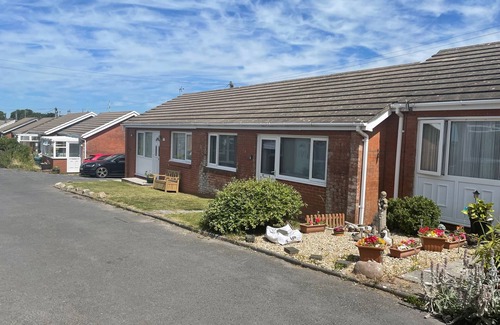 Mumbles Ski Chalet | Near Mumbles Cricket Club | Sleeps 4 | Coastal path | Beaches | Parking | WiFi
