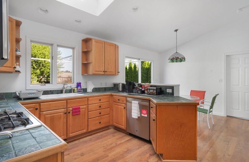 Newport East House | Near Newport, Beaches & Golf: Spacious Getaway