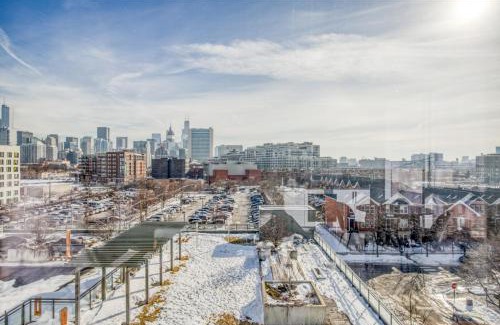 River North Apartment | Near North 2BR w Roof Gym nr Red Line CHI-580
