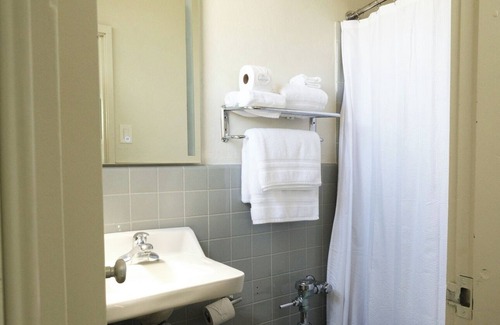 Miramar Apartment | Near Old San Juan & La Placita | For Family & Friends | Mini Fridge