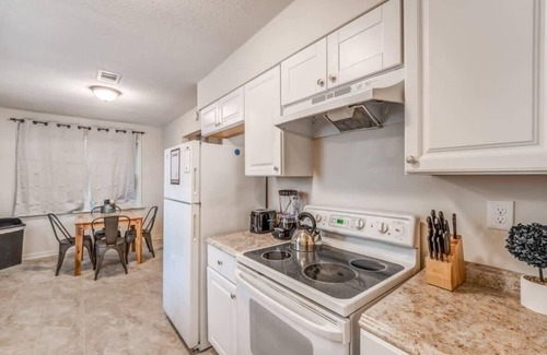 Memphis House | Near Parks & Shopping- Hickory Ridge Hideaway