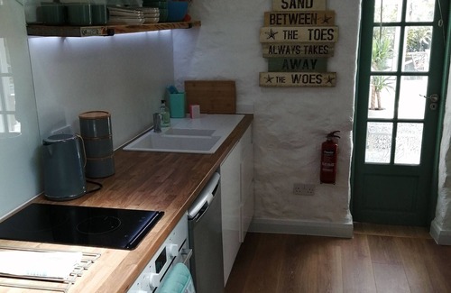 Perranporth Apartment | Near Perranporth. A country cottage for 2 & dog friendly Short walk to the Beach