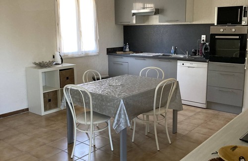 Alignan-du-Vent House | Near pezenas gite Ground floor of a villa, with large private pine garden.