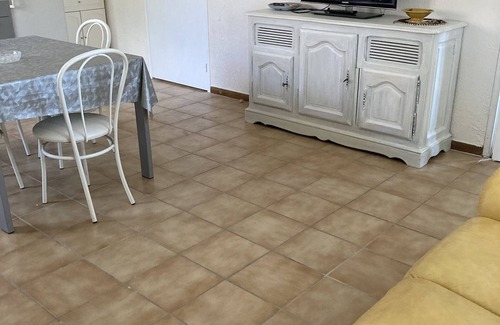 Alignan-du-Vent House | Near pezenas gite Ground floor of a villa, with large private pine garden.