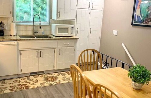 Akron Apartment | Near Portage lake,Pro Football HOF,Downtown Akron!