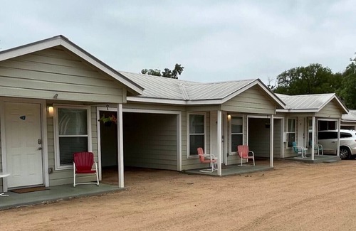 Kerrville Cabin | Near River Deluxe King Suite w/Carport #5