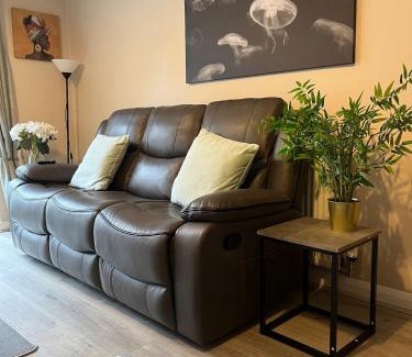 Bingley House | Near Saltaire, Bingley, Beautiful & Spacious, Entire 2-Bed House, Kitchen, Washer Dryer, Parking & Garden