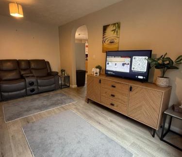Bingley House | Near Saltaire, Bingley, Beautiful & Spacious, Entire 2-Bed House, Kitchen, Washer Dryer, Parking & Garden