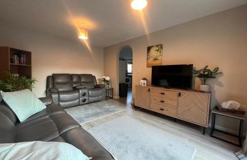 Bingley House | Near Saltaire, Bingley, Beautiful & Spacious, Entire 2-Bed House, Kitchen, Washer Dryer, Parking & Garden