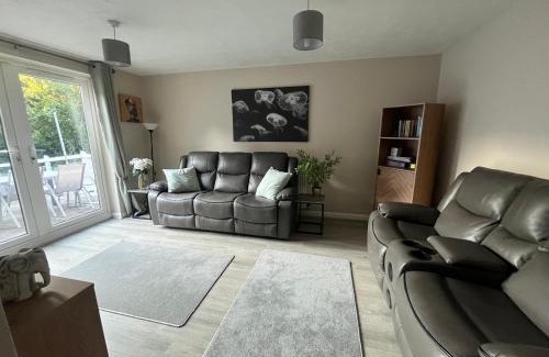 Bingley House | Near Saltaire, Bingley, Beautiful & Spacious, Entire 2-Bed House, Kitchen, Washer Dryer, Parking & Garden