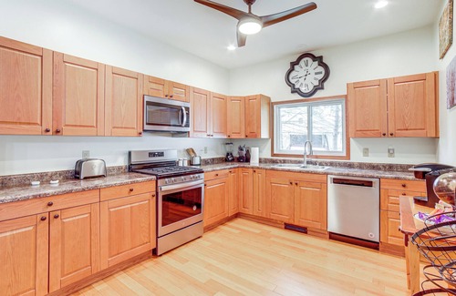 Fennville House | Near Saugatuck Dunes: Pet-Friendly Fennville Home!