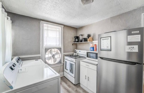 Vollintine-Evergreen House | Near Shopping & Dining- Magic in Midtown- Unit B
