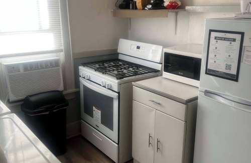 Vollintine-Evergreen House | Near Shopping & Dining- Magic in Midtown- Unit B