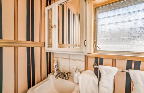 Vollintine-Evergreen House | Near Shopping & Dining- Magic in Midtown- Unit A