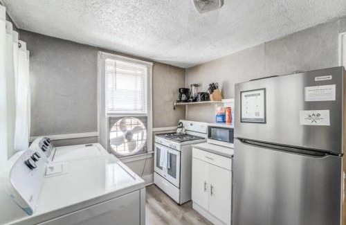 Vollintine-Evergreen Apartment | Near Shopping & Dining- Magic in Midtown- Unit B